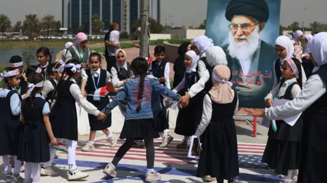 تلميذات في مدرسة في بغداد يوم 7 أبريل/نيسان 2026