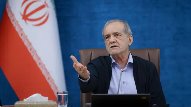 بزشكيان يقرّ بالأزمات الداخلية وإيران تهدد المشاركين في العقوبات الأمريكية