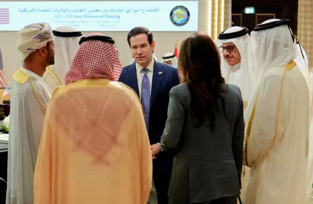وزير الخارجية الأميركي ماركو روبيو يتحدث مع نظرائه بعد اجتماع مع وزراء خارجية دول مجلس التعاون الخليجي في المنامة، في 25 يونيو/حزيران 2026، ضمن جولته في الشرق الأوسط لبحث الاتفاق المؤقت بين الولايات المتحدة وإيران مع الحلفاء الخليجيين.
