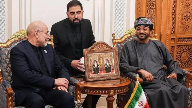 رئيس مجلس الشورى الإيراني محمد باقر قاليباف يتحدث مع وزير خارجية عُمان بدر بن حمد البوسعيدي خلال اجتماع في مسقط بعُمان، في 22 يونيو/حزيران 2026.