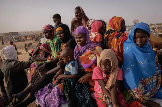يجلس لاجئون وصلوا حديثًا من دارفور في السودان على متن مركبة قبل نقلهم إلى مخيم جديد في 23 أبريل/نيسان 2024 في أدري، تشاد. منذ بداية النزاع الأخير بين قوات الدعم السريع شبه العسكرية والقوات المسلحة السودانية، والذي بدأ في مارس/آذار 2023