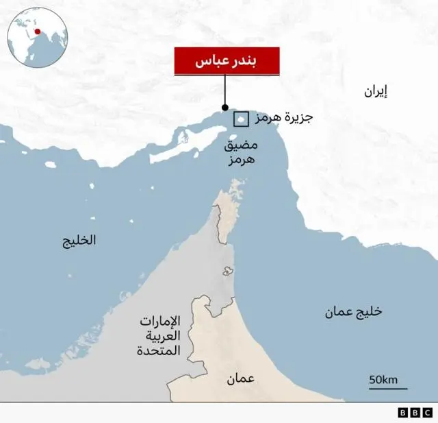 خريطة تُظهر مضيق هرمز. إلى الشمال تقع إيران، مع الإشارة إلى مدينة بندر عباس وجزيرة هرمز. وإلى الجنوب تقع الإمارات العربية المتحدة وسلطنة عُمان.