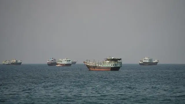 إيران تعلن استهداف سفن قرب هرمز وتوسّع "منطقة الحظر"، وتقارير عن أضرار طفيفة لحقت بطائرات أمريكية في الأردن