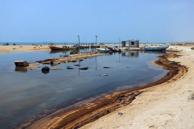 ظهور بقعة نفطية قبالة الطرف الجنوبي لجزيرة قشم في 14 أغسطس/ آب 2026 وسط تزايد استهداف سفن تجارية