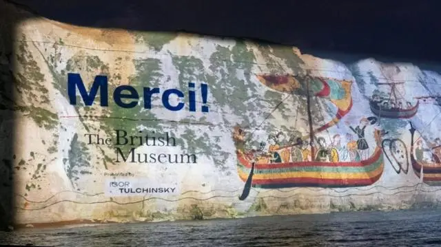 عرض المتحف البريطاني كلمة "Merci" (شكراً) على منحدرات دوفر البيضاء