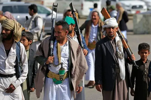 الحوثيون يتقدمون نحو باب المندب... ما أهمية المناطق التي سيطروا عليها؟