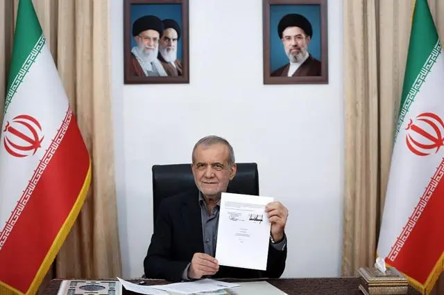 الرئيس الإيراني مسعود بزشكيان يوقع مذكرة تفاهم تهدف إلى إنهاء الحرب بين إيران والولايات المتحدة -بوساطة باكستانية- في مكتبه بطهران، في 18 يونيو/حزيران عام 2026.