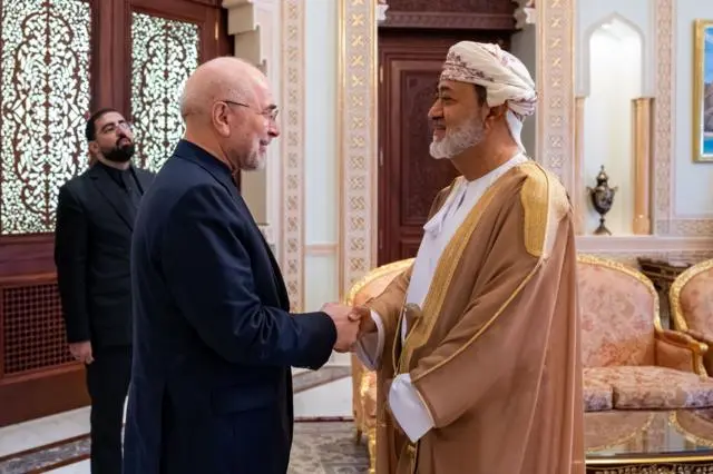 عُمان وإيران تدرسان "تكاليف" الخدمات المرتبطة بإدارة مضيق هرمز، ورفض أمريكي لفرض رسوم في الممر المائي