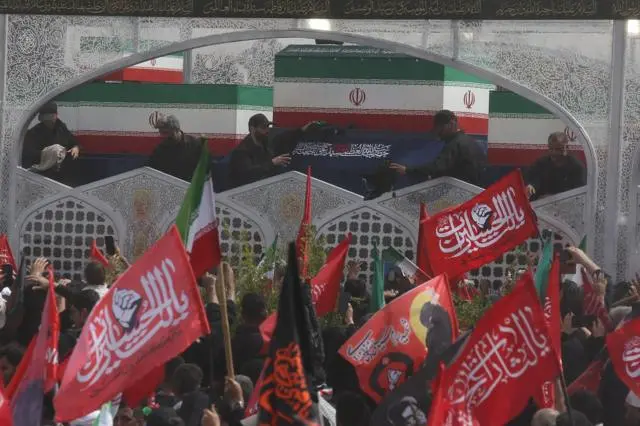 بالأعلام الحمراء المطالبة بالثأر، حشود تحيي موكب جنازة المرشد الأعلى الإيراني الراحل آية الله علي خامنئي، الذي قُتل في 28 فبراير/شباط في غارات جوية إسرائيلية وأمريكية، في مدينة قُم الإيرانية في 7 يوليو/تموز 2026.