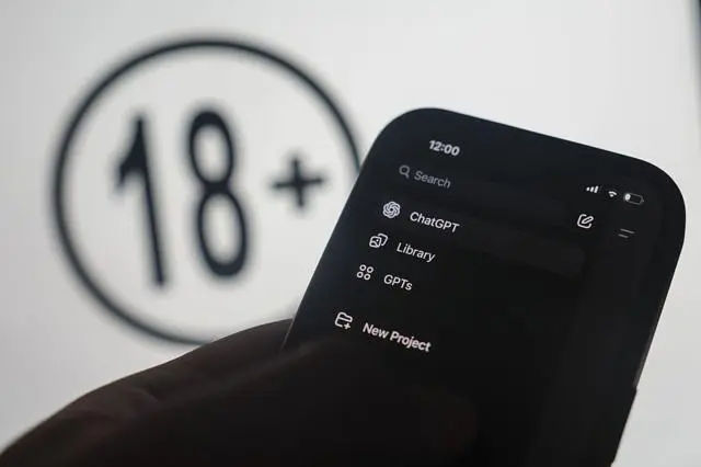 في هذه الصورة التوضيحية، تظهر واجهة "تشات جي بي تي" على هاتف محمول أمام علامة "+18" معروضة على شاشة في أنقرة، تركيا، في 1 أكتوبر/تشرين الأول 2025.
