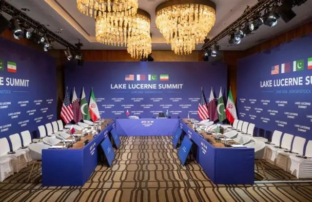 قاعة الاجتماعات في قمة بحيرة لوسيرن بمنتجع بورغنشتوك قرب لوسيرن، في 21 يونيو/حزيران 2026، حيث التقت وفود من الولايات المتحدة وإيران لبحث التفاصيل الفنية بعد توقيع إطار أولي للسلام قبل أسبوع.