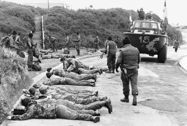 صورة تعود لإبريل من عام 1982 لجنود بريطانيين يستسلمون للقوات الأرجنتينية في جزر فوكلاند