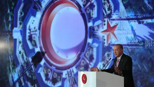 الرئيس التركي رجب طيب إردوغان خلال مراسم وضع حجر الأساس لمجمع "آي يلدز" العسكري في أنقرة، 30 أغسطس/آب 2021.