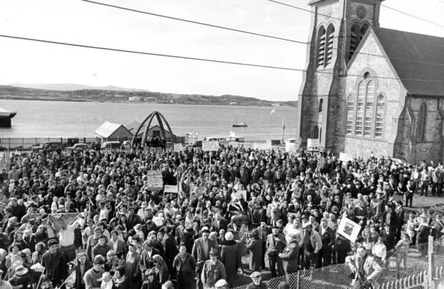 صورة تعود لعام 1968 لسكان ستانلي أمام الكاتدرائية الأنجليكانية في جزر فوكلاند يعربون عن دعمهم للبقاء مستعمرة بريطانية