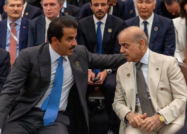 أمير قطر تميم بن حمد آل ثاني يتحدث إلى رئيس وزراء باكستان شهباز شريف خلال مشاركتهما في منتدى أنطاليا للدبلوماسية في أنطاليا، تركيا، في 17 أبريل/نيسان 2026.