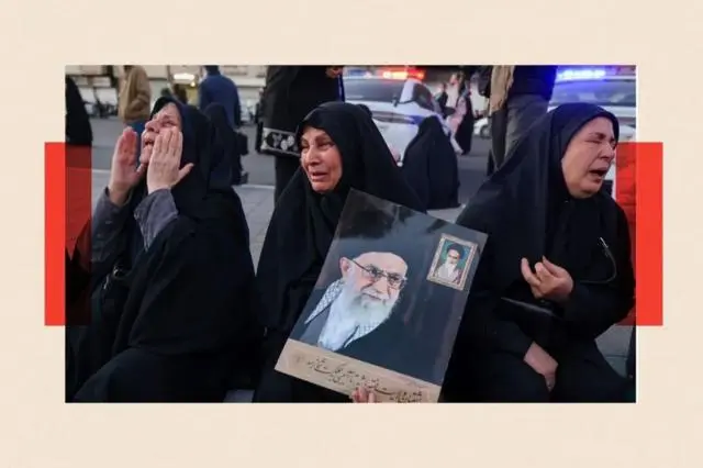 نساء يحملن صورة لعلي خامنئي خلال تشييعه