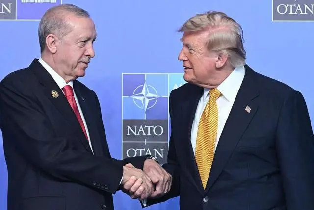 ترامب (يمين) مع أردوغان
