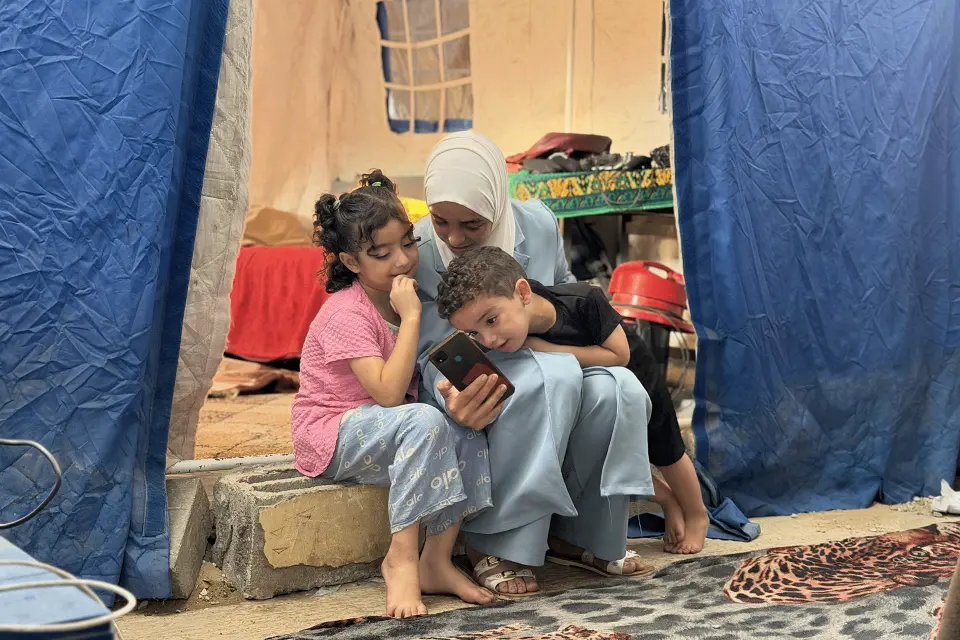 التقرير رقمي انتاج داخلي، تعليق الصور: أسيل عميرة هربت من حرب السودان لتجد نفسها تواجه حرب غزة.. أسيل عمران حياة عائلية معلقة بين السودان وغزة أسيل عمران حياة مزقتها الحروب في غزة والسودان